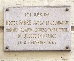 Plaque au no 6, immeuble qu'habita Hector Fabre, le premier représentant officiel du Québec en France.