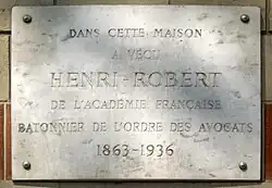 Plaque au no&nbsp;98 pour Henri-Robert.