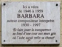 Plaque commémorative sur la façade de l'immeuble.