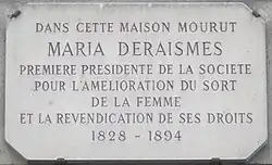 No 72 : Plaque commémorative en hommage à Maria Deraismes, qui y meurt en 1894.