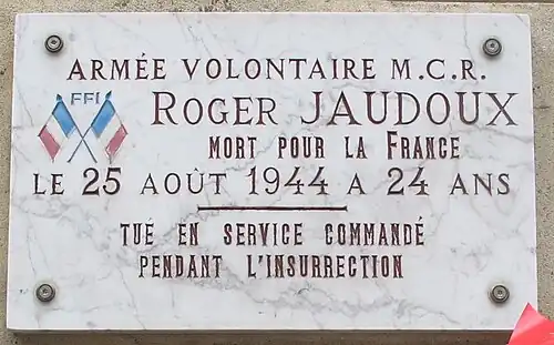 No 30 : plaque rendant hommage à Roger Jaudoux, mort pour la France en 1944.