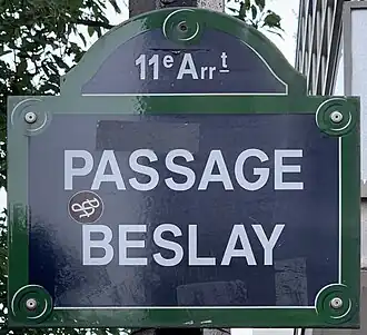 Voir la plaque.