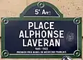 Plaque de rue de la place Alphonse-Laveran, précisant qu’il fut le premier prix Nobel de médecine français.