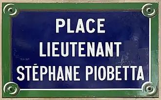 Voir la plaque.