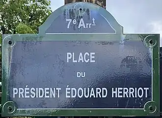 Voir la plaque.