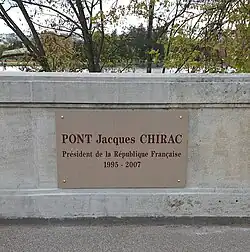 Plaque avec l'inscription Pont Jacques Chirac