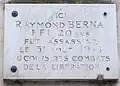 Plaque au 94 ter, rue de Longchamp.