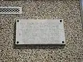 Plaque datant de 1933 rappelant l'origine des immeubles de type HBM.