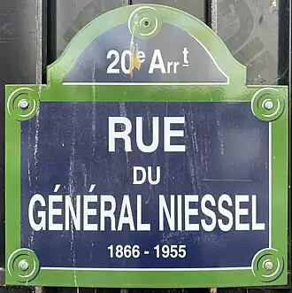 Voir la plaque.