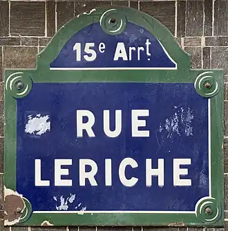 Voir la plaque.