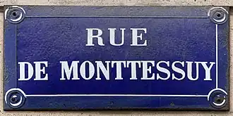 Voir la plaque.