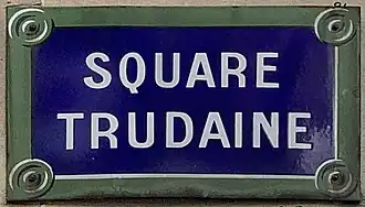 Voir la plaque.