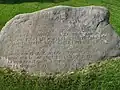 Pierre gravée avec un extrait du poème El Desdichado de Gérard de Nerval.