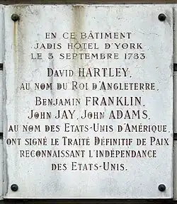 Plaque au no 56 en hommage au traité de Paris.