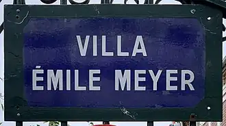 Voir la plaque.