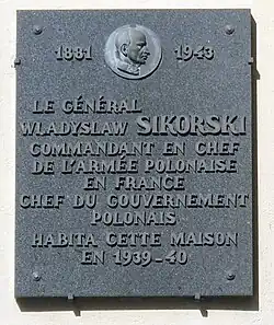Plaque au no&nbsp;58 en hommage à Władysław Sikorski.