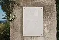 Plaque commémorative du premier décollage d'avion sur l'altisurface d'Artigues.