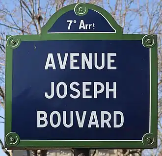 Voir la plaque.