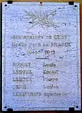 Plaque commémorative des deux guerres mondiales dans le cimetière.