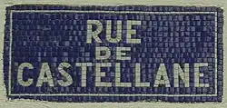 Plaque non conforme aux réglementations successives comme il en existe dans les « beaux quartiers »
