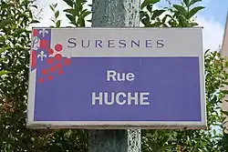 Photographie en couleur d'une plaque de rue.
