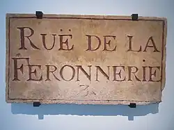 Plaque datée du XVIIIe siècle. La rue est alors située dans le 3e quartier de Paris. Plaque en pierre de liais gravée. Musée Carnavalet.
