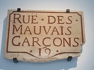 Plaque datée du XVIIIe siècle. La rue, devenue rue Grégoire-de-Tours, est alors située dans le 19e quartier de Paris. Plaque en pierre de liais gravée. Musée Carnavalet.
