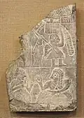 Fragment de plaque en pierre : scène de banquet et de pêche. Khafadje, Musée de l'Oriental Institute de Chicago.