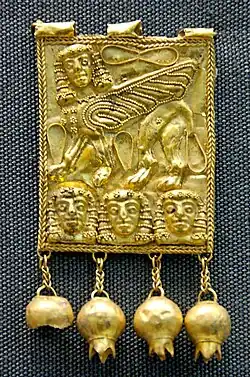 Plaque en or représentant un sphinx et des têtes féminines. Seconde moitié du VIe&nbsp;siècle&nbsp;av. J.-C. British Museum.
