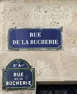 Plaques de la rue datant de différentes époques.