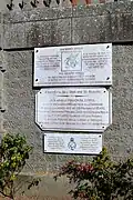 Les plaques commémoratives.