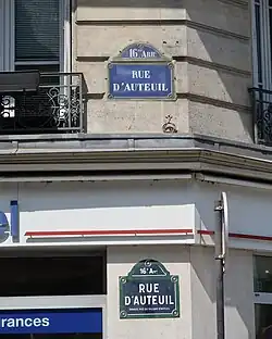 Plaque ancienne (en haut) et récente (en bas).
