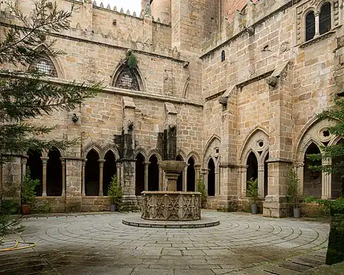 Le cloître.