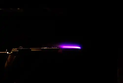 Photo d'une décharge luminescente générée par un actionneur plasma à Mach 4.