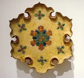 Plat à offrande en céramique sancai, avec six lobes, VIIIe&nbsp;siècle