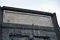 L'inscription sur&nbsp;un&nbsp;côté&nbsp;de l'arc