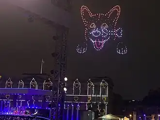 Points lumineux colorés formant une tête de chien.