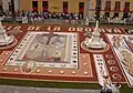 Tapis central en terres colorées sur la Plaza del Ayuntamiento lors de la Fête-Dieu.