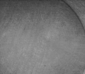 Cavitation et ouverture des cavités dans un fluide très visqueux : vue de dessus. Cavitation et ouverture des cavités dans un fluide très visqueux (PDMS de viscosité 1&nbsp;000&nbsp;Pa&nbsp;s) sous traction entre deux plaques rigides, similaire à ce qui se produit dans un adhésif. Les cavités sont déconnectées de l'extérieur et ont une pression faible. À un moment donné, quelques doigts d'air atteignent soudainement les cavités et les emplissent d'air. De l'air frais saute ainsi de cavité en cavité jusqu'à ce que toutes les cavités soient remplies d'air. Quelques parois liquides ont été percées par l'air au cours de ce processus