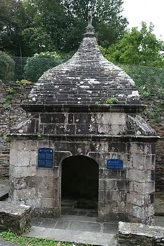 La fontaine Saint-Efflam : vue extérieure.