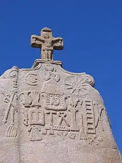 Détails du Grand menhir christianisé de Saint-Uzec.
