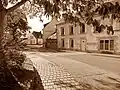 Le bourg de Pleuven : la rue devant la mairie.