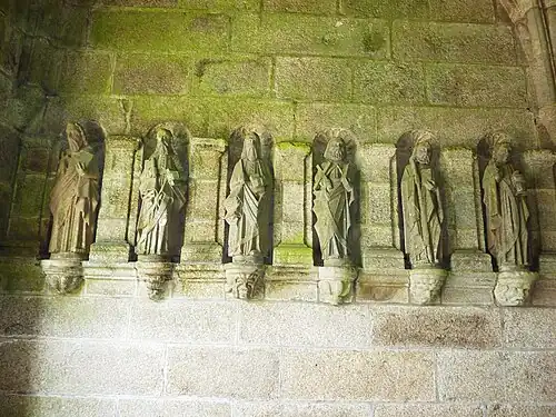 Statues d'apôtres, porche sud de l'église Saint-Pierre, Pleyber-Christ.