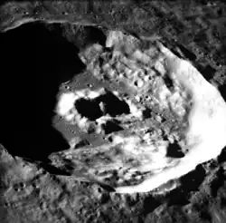 Une autre vue oblique d'Apollo 17, face au sud, alors que le cratère était près du terminateur du lever du Soleil.