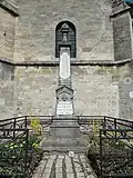 Devant l'église Saint-Quentin.