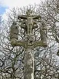 Calvaire de la chapelle Saint-Germain, partie sommitale (Christ en croix et trois anges, la Vierge et saint Jean. Saint Sébastien sur le fût).