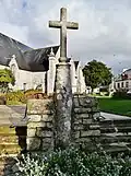 La stèle christianisée qui était située précédemment dans le mur de l'enclos paroissial.