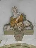 Église paroissiale Saint-Mahouarn : le porche (statue du Père Éternel).