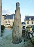 La stèle protohistorique christianisée dite le Mât de St-Enneour se trouve dans l'enclos paroissial.