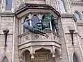 Le dragon encastré dans le château.